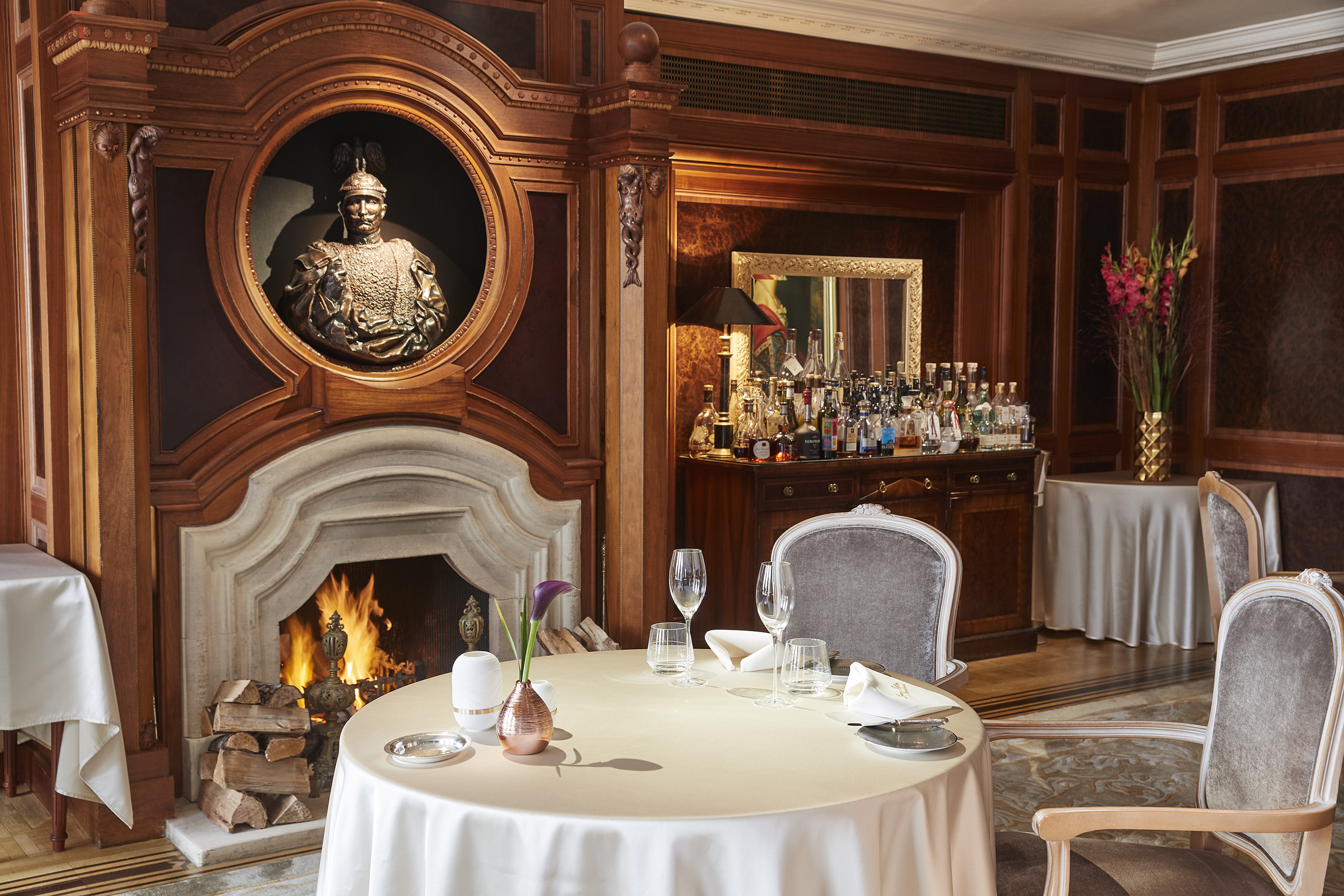 Lorenz Adlon Esszimmer_Ausschnitt Kamin - Sebastian Riewe.jpg