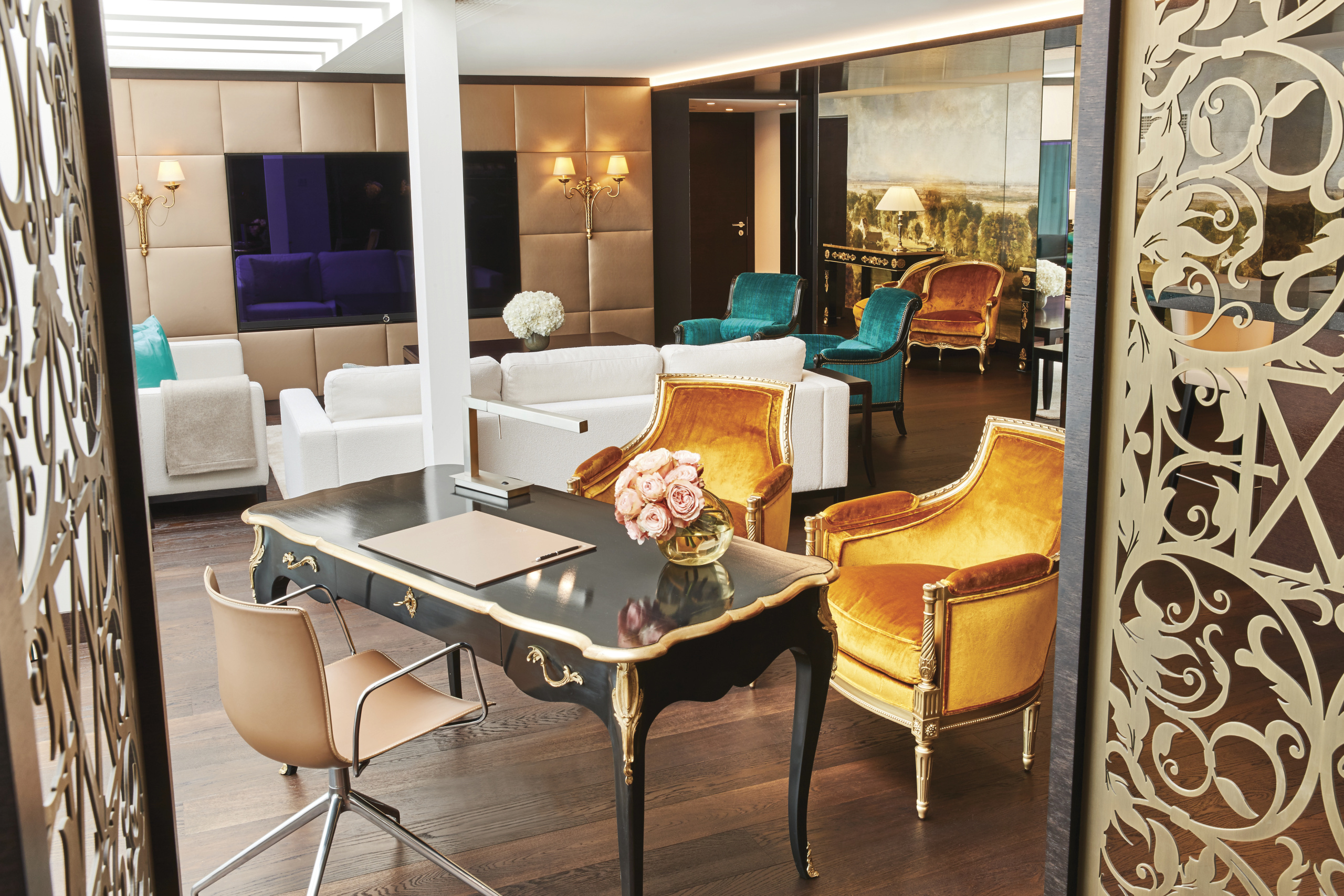 MUC1_Theresien Suite livingroom 4_High Res_963.jpg