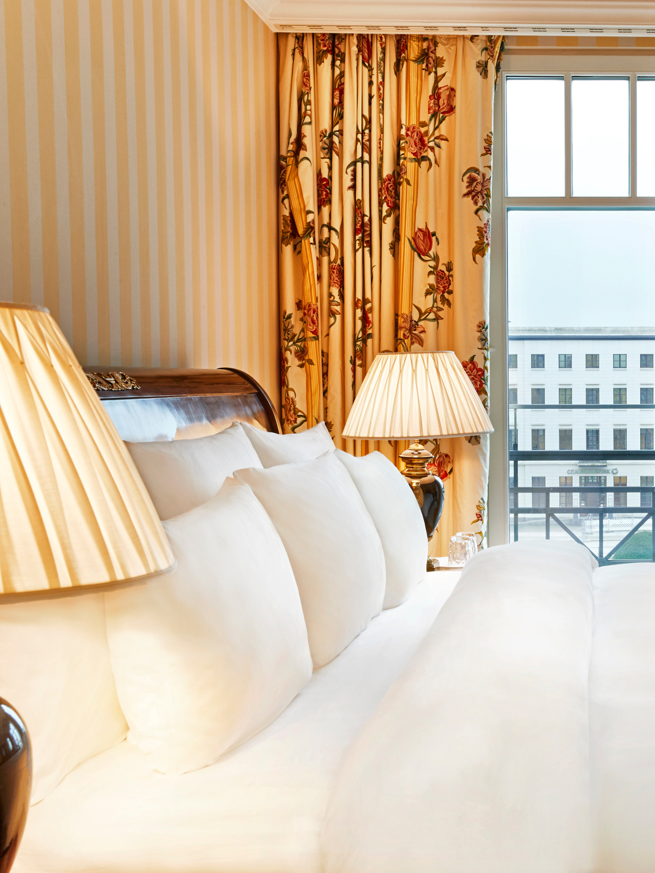 KIBER2_Royal Suite Bed Room_High Res_20611.jpg