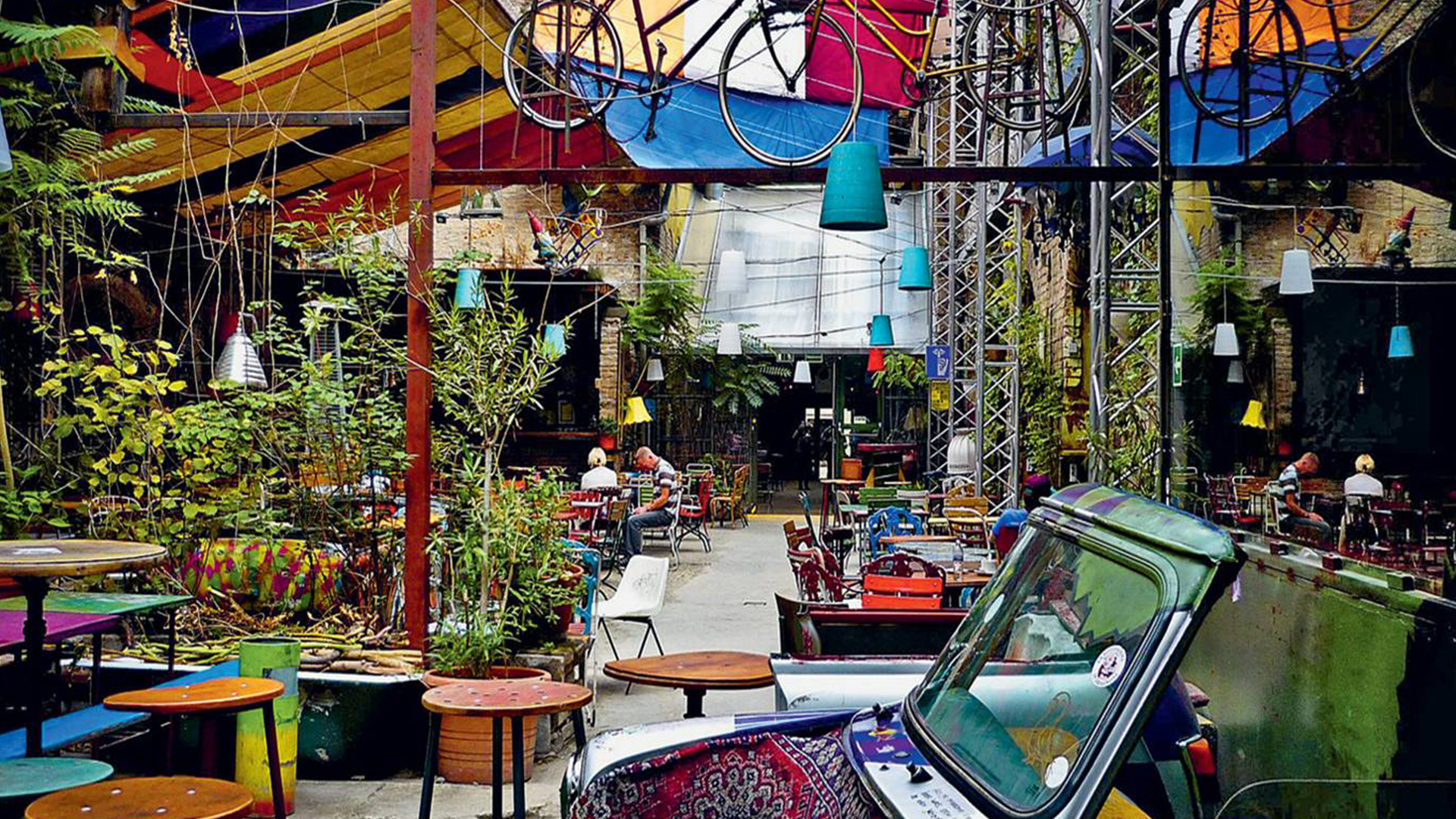 EH BUD_Vertical_16by9_01_Szimpla_Dora Sajo Photography.jpg