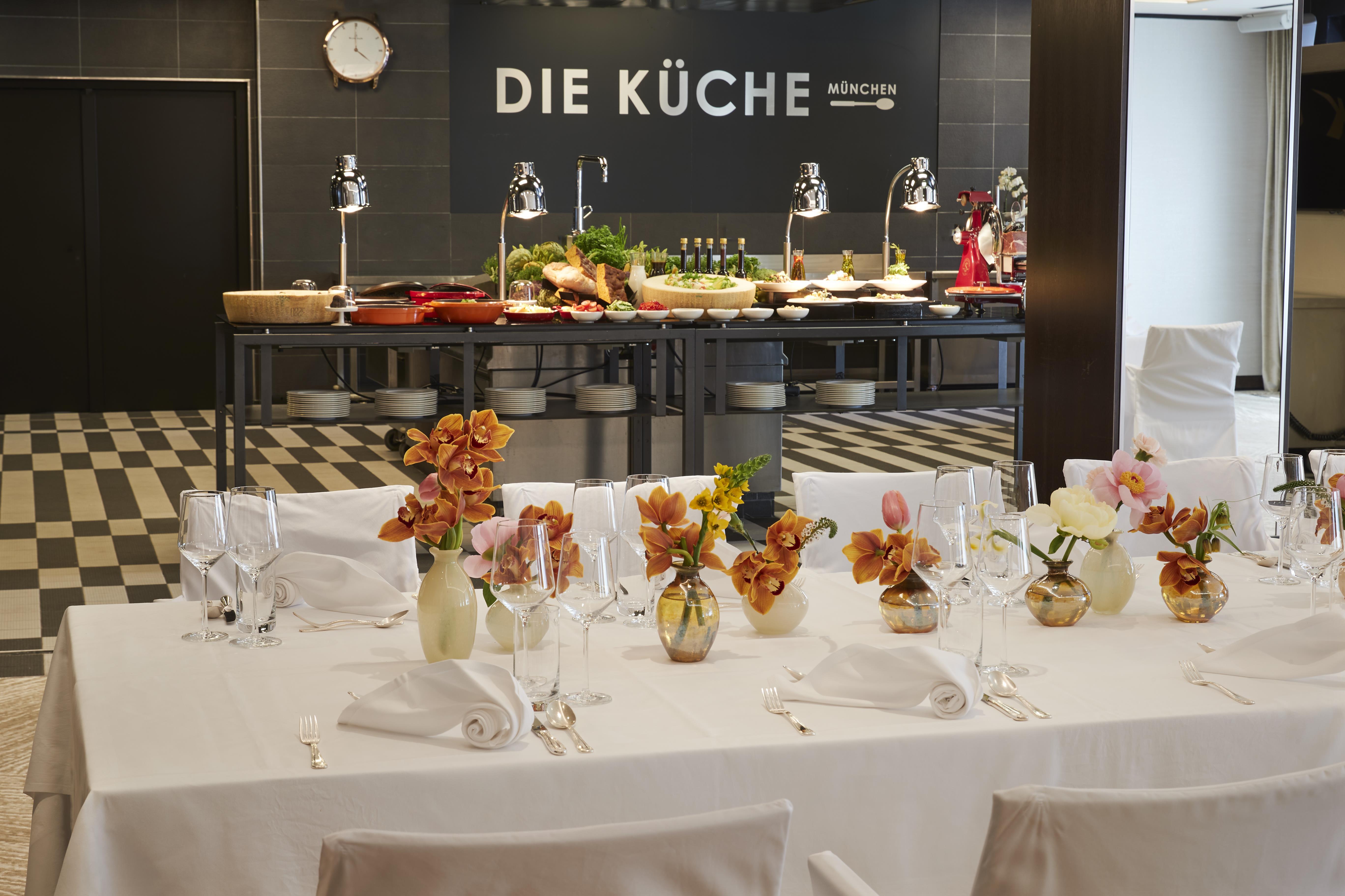Elegant table setting for an event at Die K&uuml;che M&uuml;nchen buffet restaurant within Hotel Vier Jahreszeiten Kempinski M&uuml;nchen