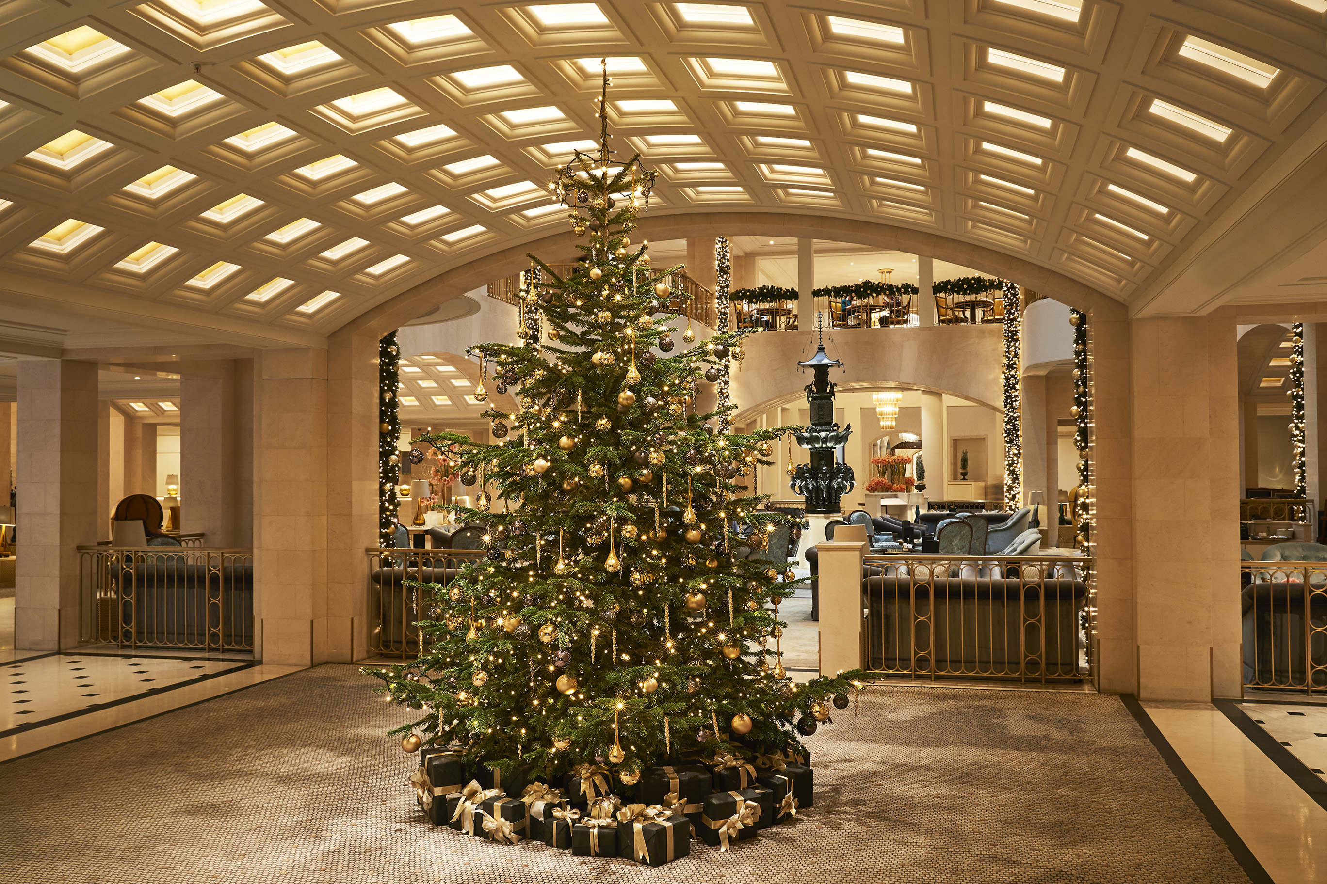 Weihnachtsbaum im Hotel Adlon Kempinski.jpg