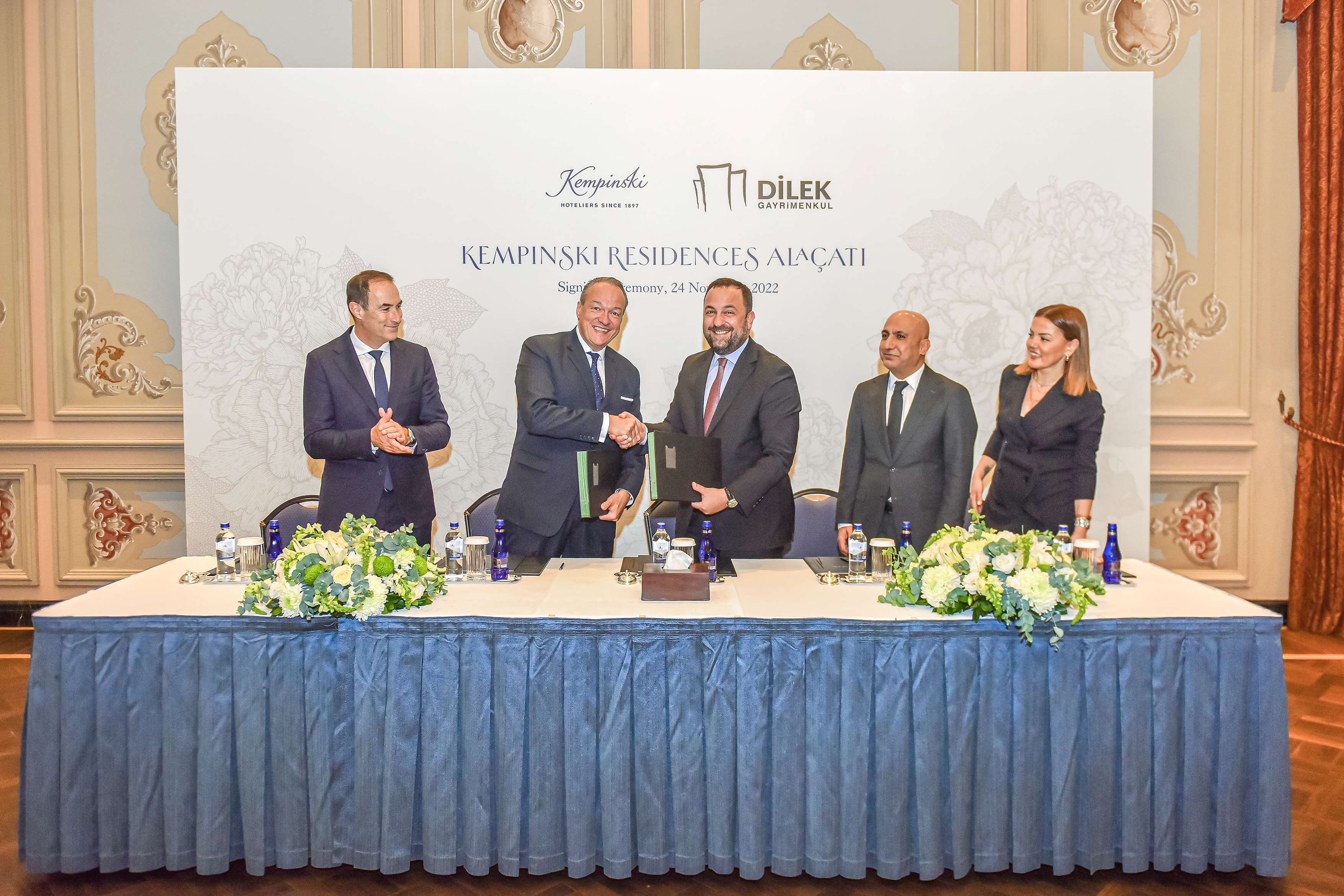 Bernold Schroeder signing with Zafer Topaloglu (Dilek) - copyright Kempinski Hotels.jpg